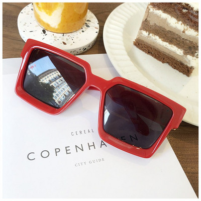 Négyzet alakú női szemüveg új modellje