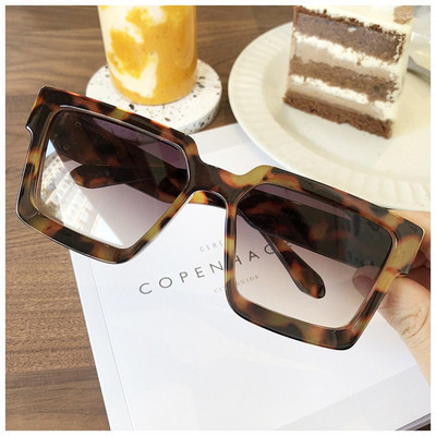 Négyzet alakú női szemüveg új modellje