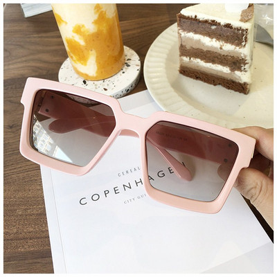 Négyzet alakú női szemüveg új modellje