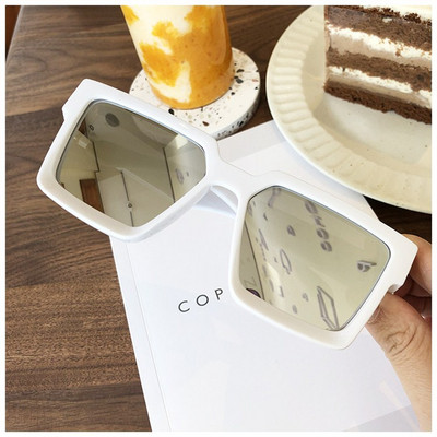 Négyzet alakú női szemüveg új modellje