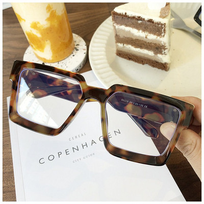 Négyzet alakú női szemüveg új modellje