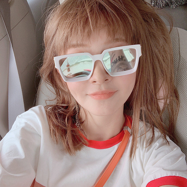 Négyzet alakú női szemüveg új modellje