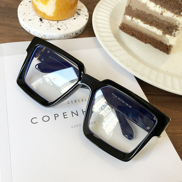 Négyzet alakú női szemüveg új modellje