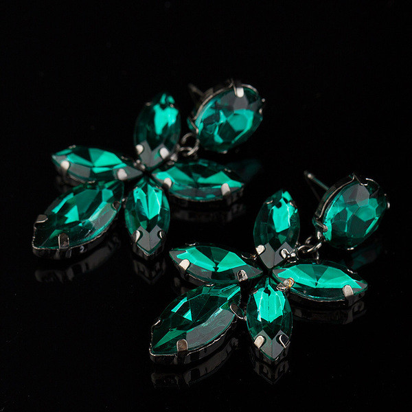 Elegáns női fülbevaló zöld, piros és fehér kövekkel