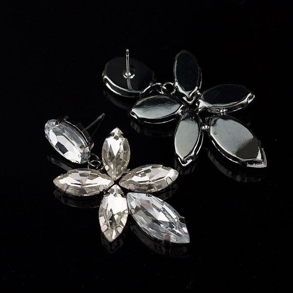 Elegáns női fülbevaló zöld, piros és fehér kövekkel