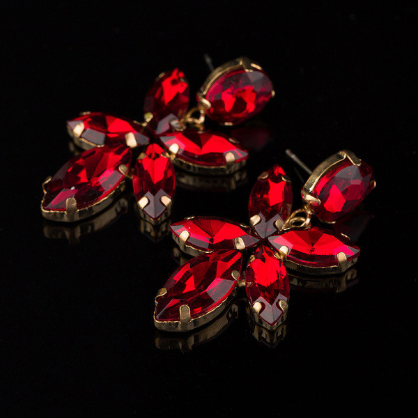 Elegáns női fülbevaló zöld, piros és fehér kövekkel