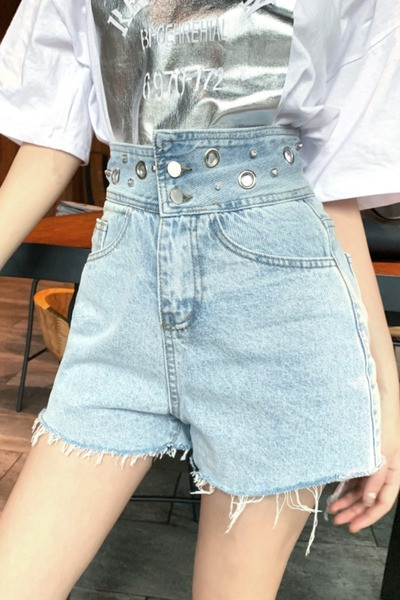 Viegli džinsa šorti ar augstu vidukli un metāla elementiem