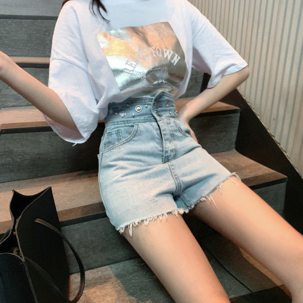 Viegli džinsa šorti ar augstu vidukli un metāla elementiem