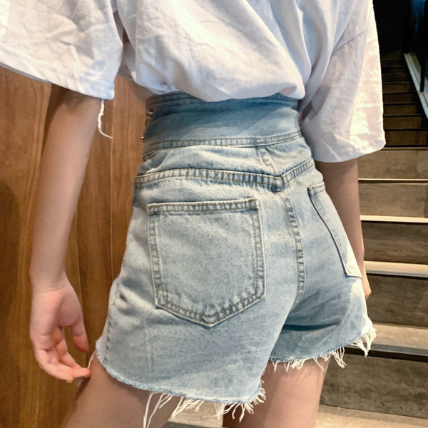 Viegli džinsa šorti ar augstu vidukli un metāla elementiem