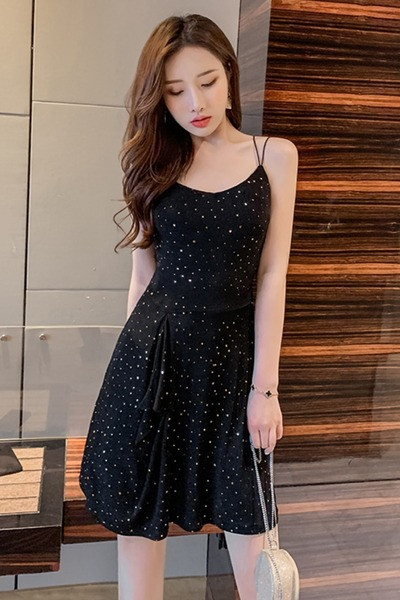 Haljina aktualnog ženskog kroja na tanke naramenice