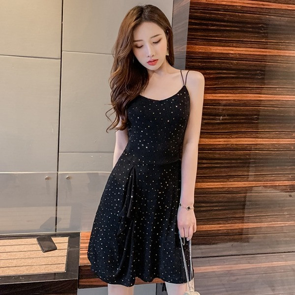 Haljina aktualnog ženskog kroja na tanke naramenice