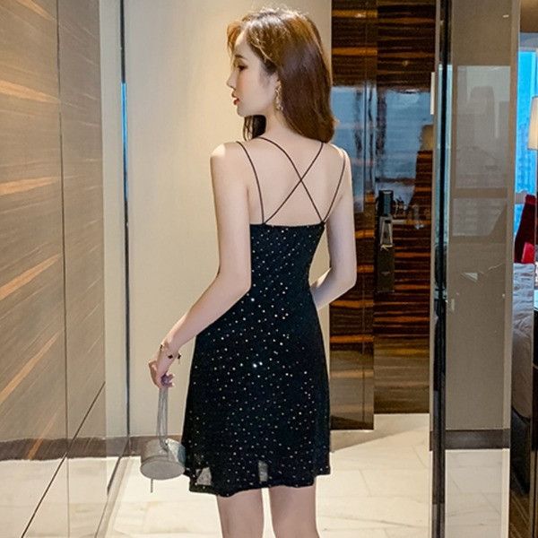 Haljina aktualnog ženskog kroja na tanke naramenice