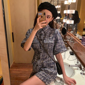 Modernus moteriškas kombinezonas su klasikine apykakle ir trumpomis rankovėmis