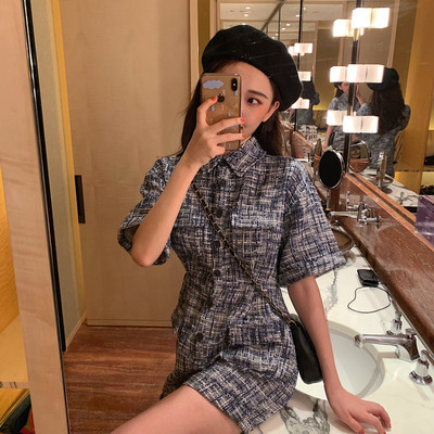 Modernus moteriškas kombinezonas su klasikine apykakle ir trumpomis rankovėmis