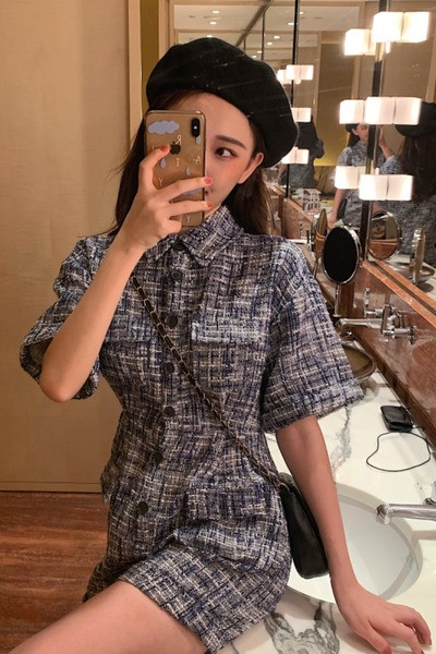 Modernus moteriškas kombinezonas su klasikine apykakle ir trumpomis rankovėmis