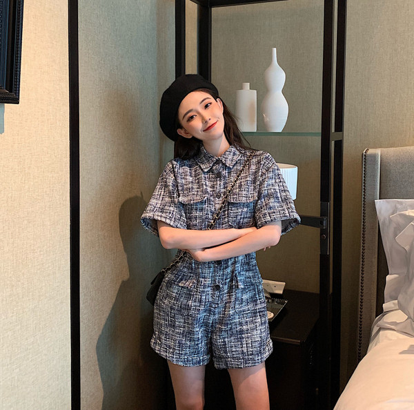 Modernus moteriškas kombinezonas su klasikine apykakle ir trumpomis rankovėmis