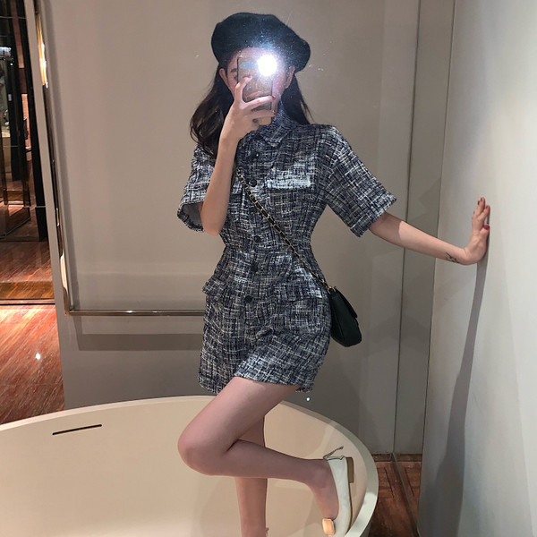 Modernus moteriškas kombinezonas su klasikine apykakle ir trumpomis rankovėmis