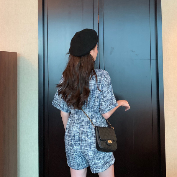 Modernus moteriškas kombinezonas su klasikine apykakle ir trumpomis rankovėmis