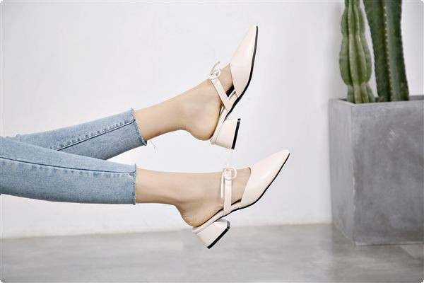 Női alkalmi papucs szalaggal hegyes mintával