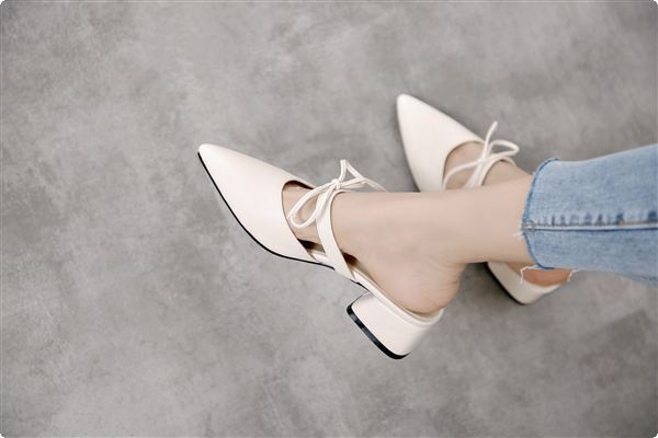 Női alkalmi papucs szalaggal hegyes mintával