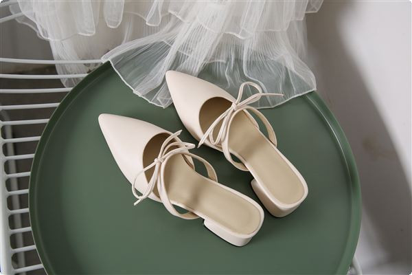 Női alkalmi papucs szalaggal hegyes mintával