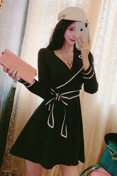 Melna sieviešu kleita ar špica kakla izgriezumu, izšuvumu un jostu