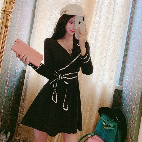 Melna sieviešu kleita ar špica kakla izgriezumu, izšuvumu un jostu