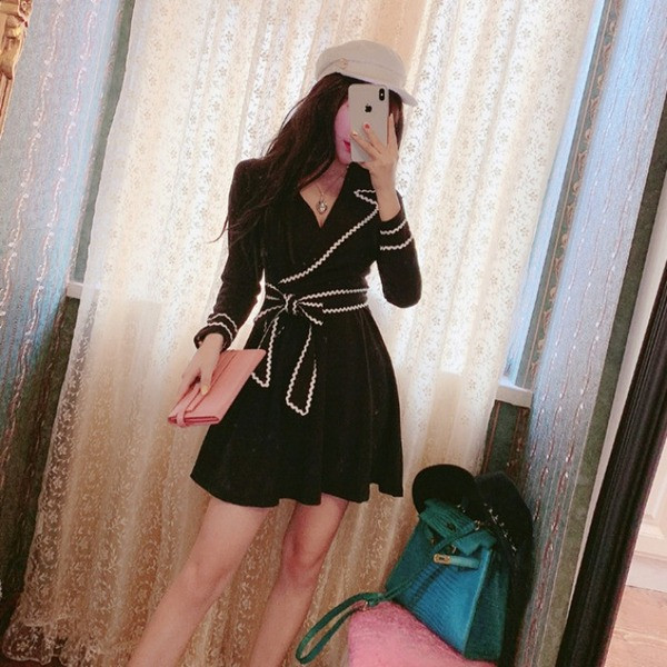 Melna sieviešu kleita ar špica kakla izgriezumu, izšuvumu un jostu