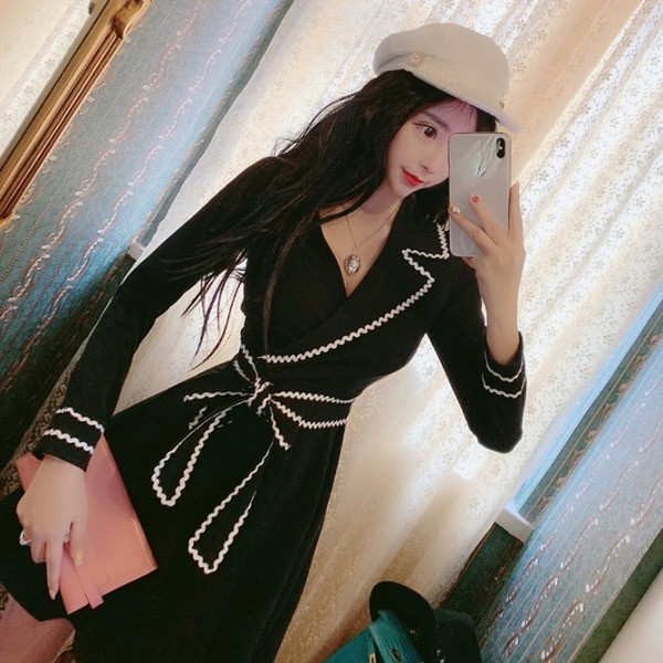 Melna sieviešu kleita ar špica kakla izgriezumu, izšuvumu un jostu