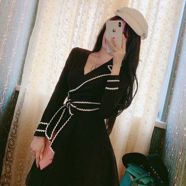 Melna sieviešu kleita ar špica kakla izgriezumu, izšuvumu un jostu