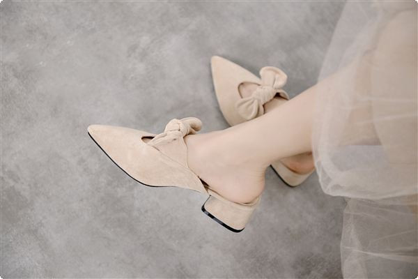 Ikdienas modernas eko zamšādas čības ar lenti un zemu biezu papēdi