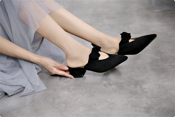 Ikdienas modernas eko zamšādas čības ar lenti un zemu biezu papēdi