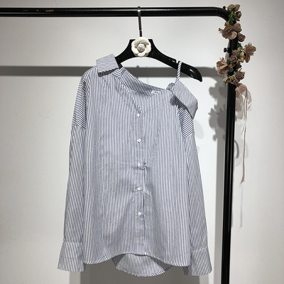 Svītrains sieviešu krekls ar garām piedurknēm un špica kakla izgriezumu