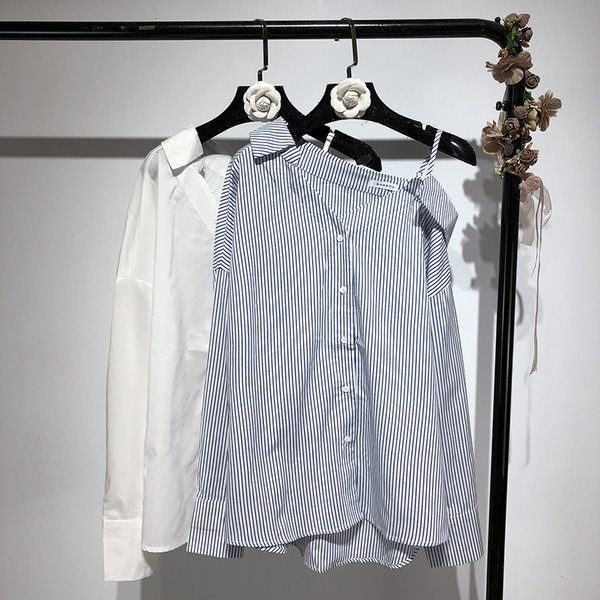 Svītrains sieviešu krekls ar garām piedurknēm un špica kakla izgriezumu