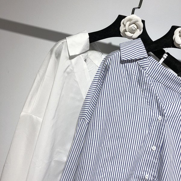 Svītrains sieviešu krekls ar garām piedurknēm un špica kakla izgriezumu