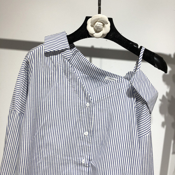 Svītrains sieviešu krekls ar garām piedurknēm un špica kakla izgriezumu