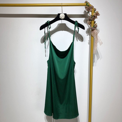 Elegantna ženska satenska haljina s tankim naramenicama