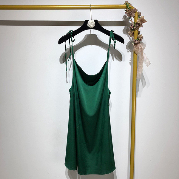 Elegantna ženska satenska haljina s tankim naramenicama