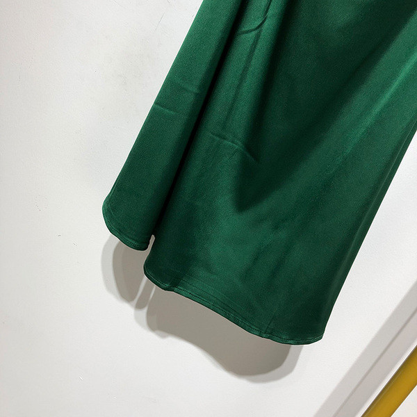 Elegantna ženska satenska haljina s tankim naramenicama