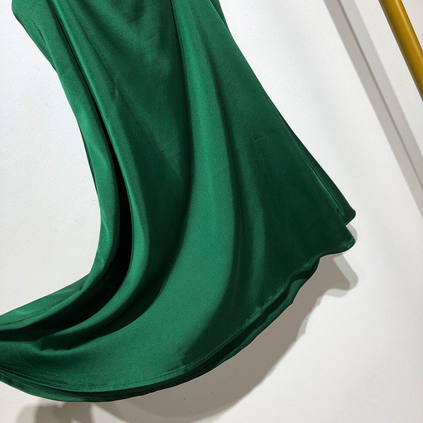 Elegantna ženska satenska haljina s tankim naramenicama