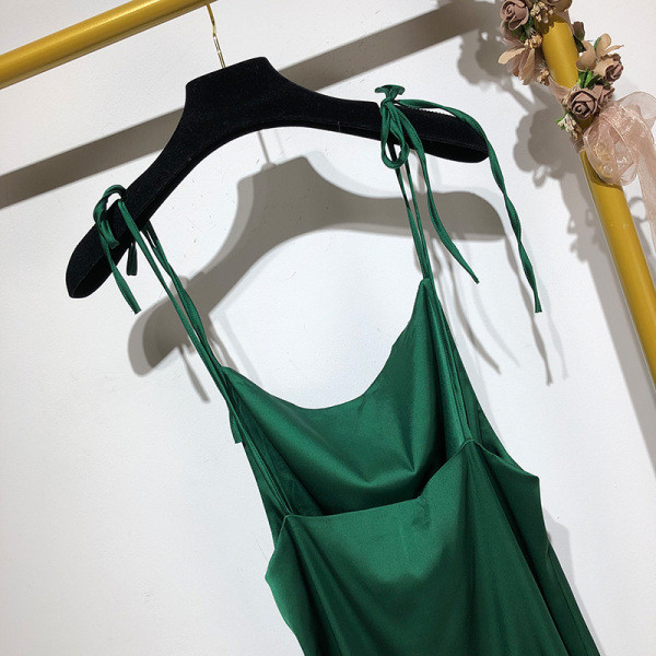 Elegantna ženska satenska haljina s tankim naramenicama