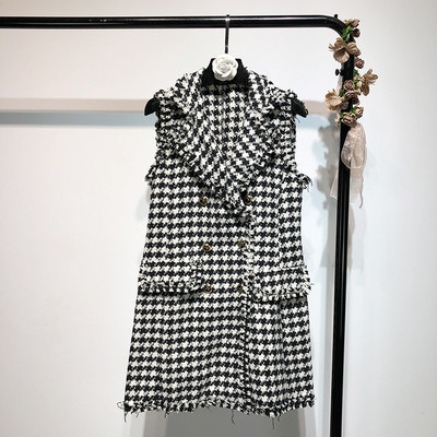 Languota moteriškos suknelės tipo liemenė su špico iškirpte