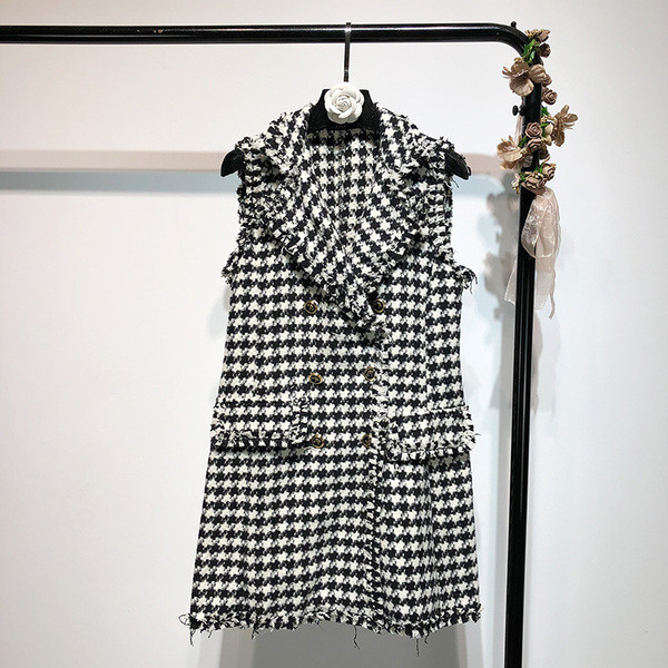 Languota moteriškos suknelės tipo liemenė su špico iškirpte