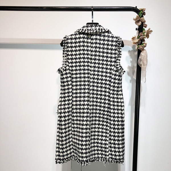 Languota moteriškos suknelės tipo liemenė su špico iškirpte