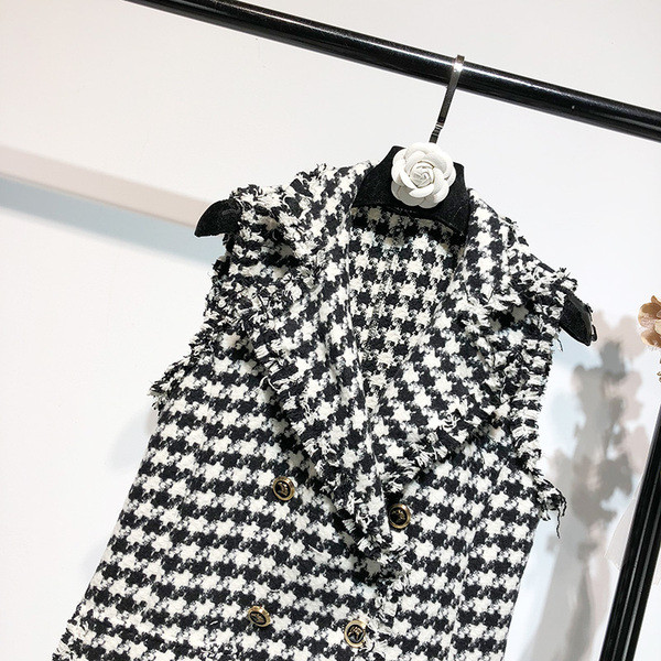 Languota moteriškos suknelės tipo liemenė su špico iškirpte