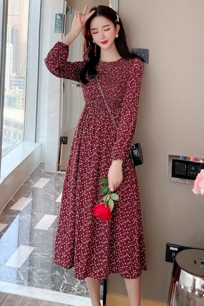 Дълга дамска флорална рокля с овално деколте 