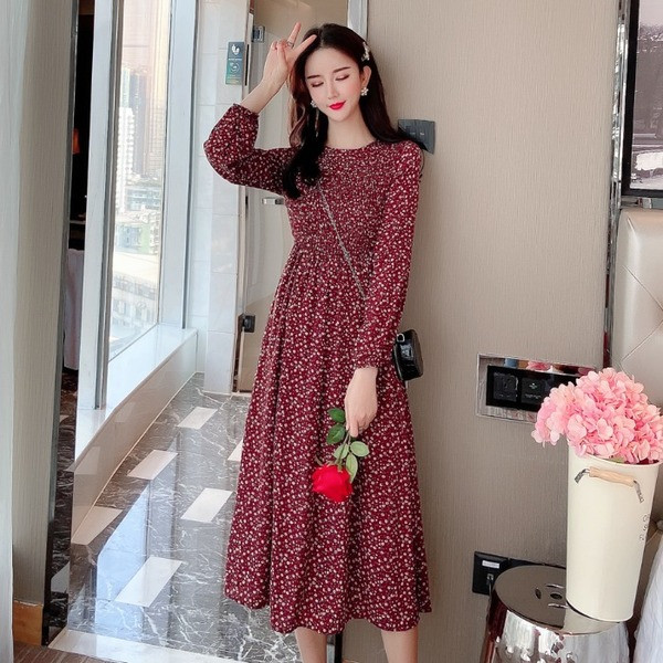 Дълга дамска флорална рокля с овално деколте 