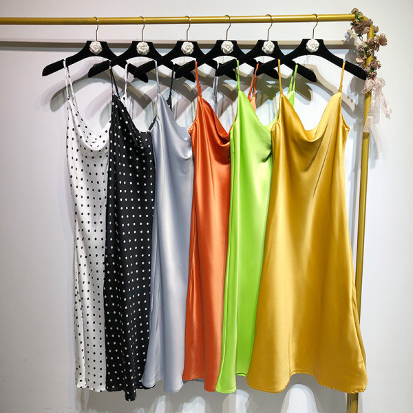 Сатенена дамска рокля с тънки презрамки 