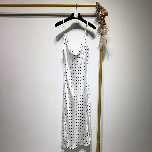 Сатенена дамска рокля с тънки презрамки 