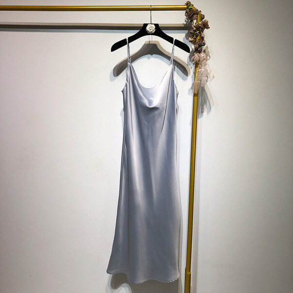 Сатенена дамска рокля с тънки презрамки 